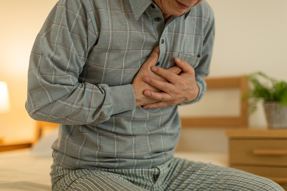 Dor no peito é o principal sintoma da miocardite e da pericardite. (Fonte: Shutterstock/Reprodução)