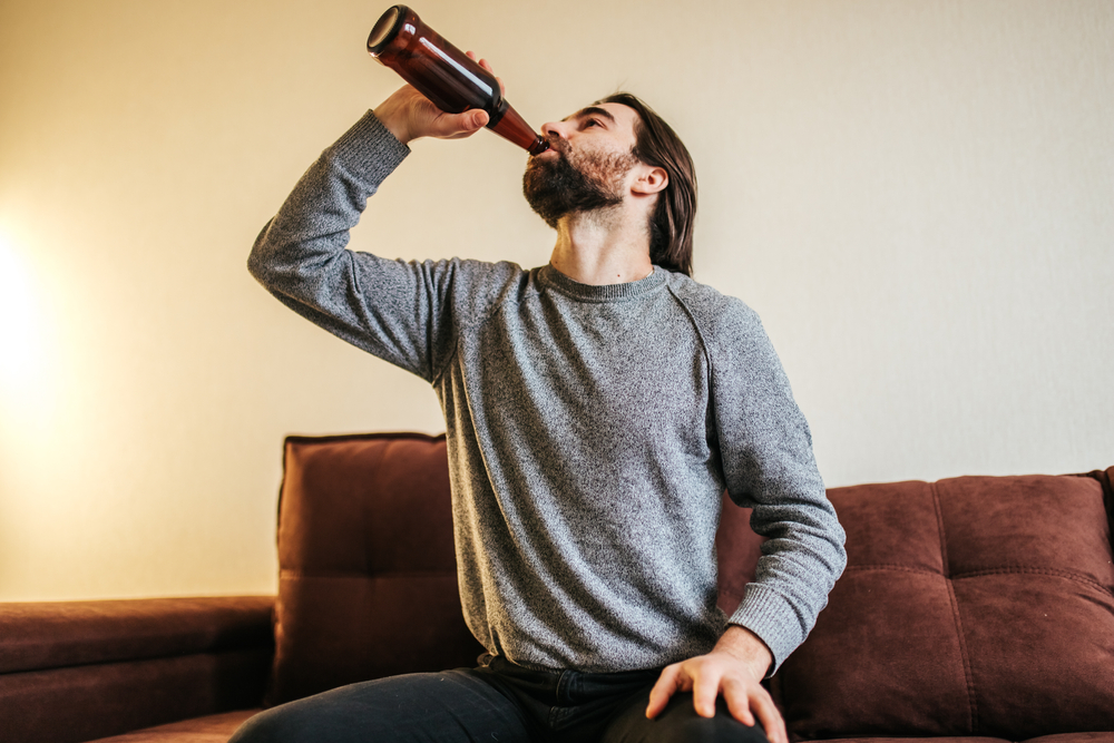 Quanto maior a ingestão de bebida alcoólica, menor o volume cerebral. (Fonte: Shutterstock/Reprodução)