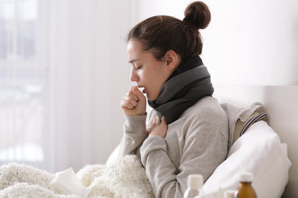 A tosse persistente é um dos principais sintomas da tuberculose. (Fonte: Shutterstock/Reprodução)