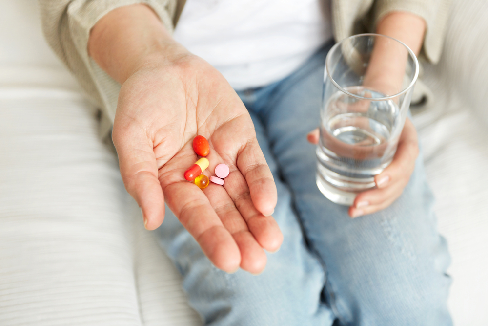Para efetividade do tratamento, é necessário tomar as medicações diariamente durante seis meses completos. (Fonte: Shutterstock/Reprodução)