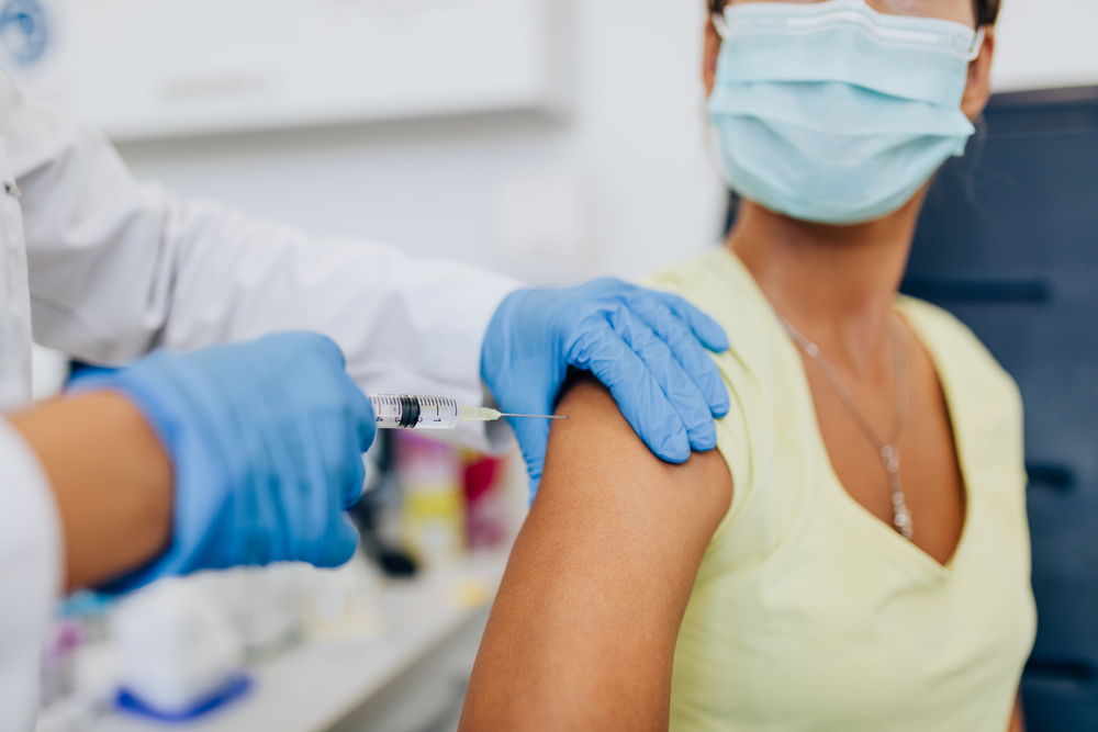 Se vacinar é um passo importante em direção ao final da crise sanitária. (Fonte: Shutterstock/hedgehog94/Reprodução)