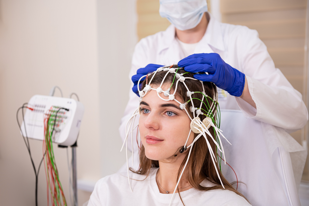 O exame é feito com eletrodos colocados na cabeça do paciente. (Fonte: Shutterstock/Roman Zaiets/Reprodução)