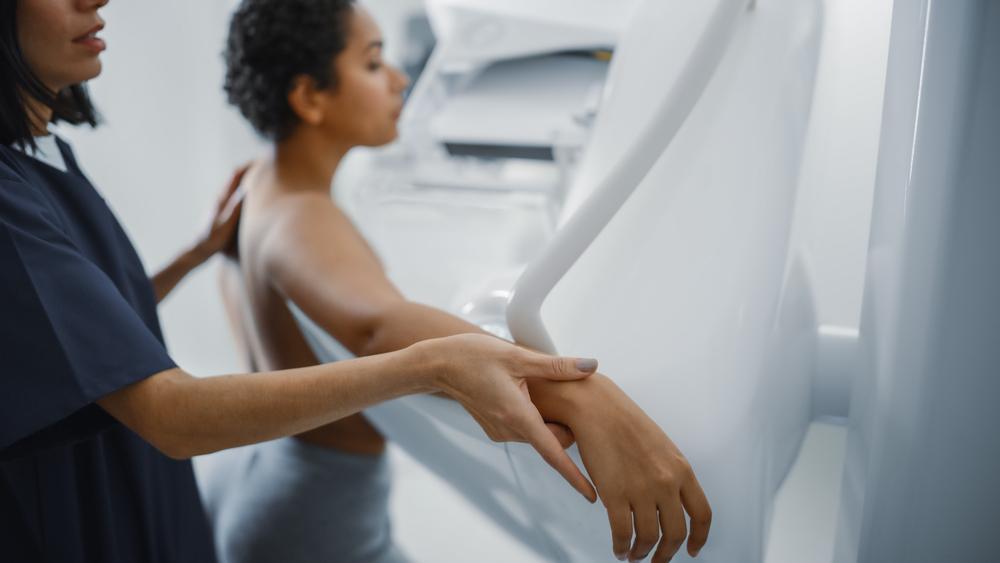A mamografia padrão produz apenas uma imagem do tecido mamário, enquanto a 3D o captura por ângulos diversos.