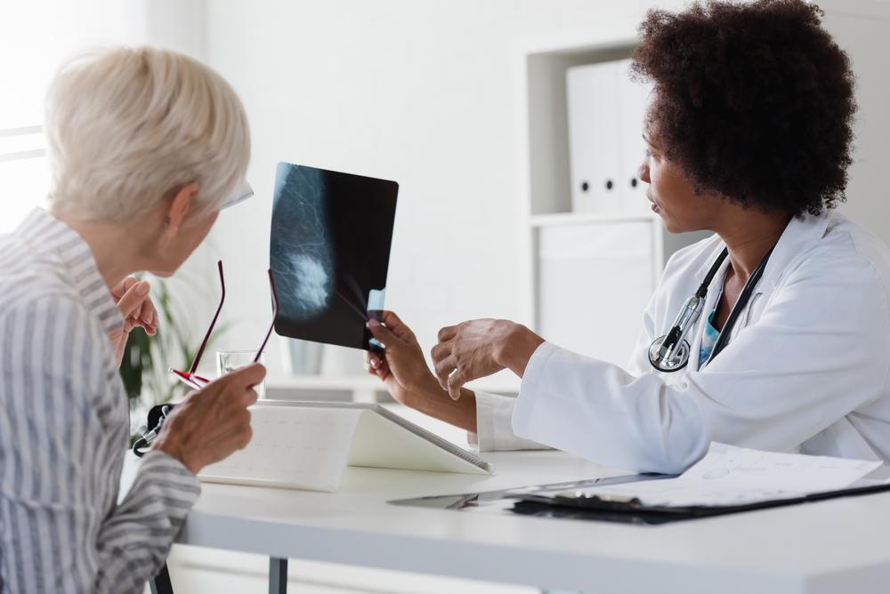 A simples detecção de alterações na mamografia não é sinônimo de diagnóstico, sendo necessários mais exames e acompanhamento médico.