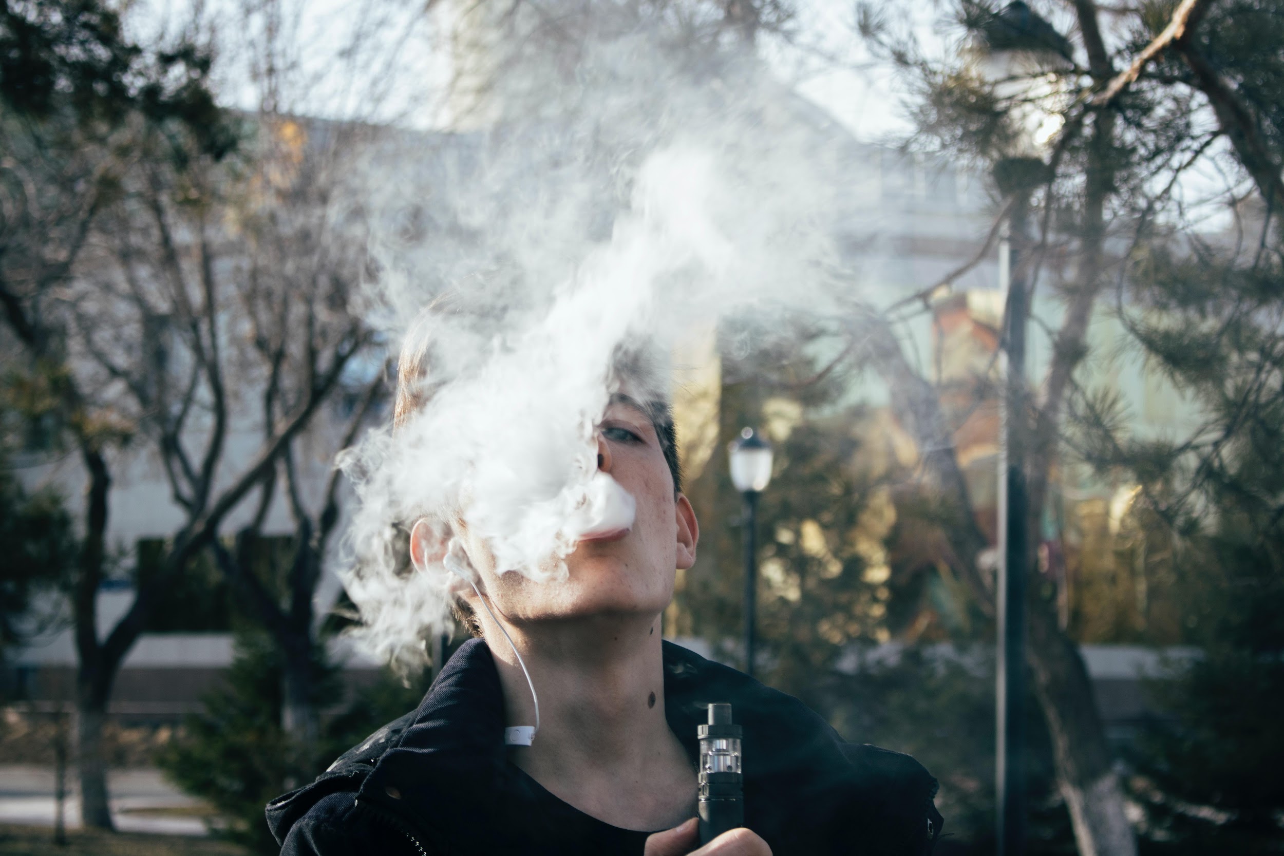 A fumaça de cigarros convencionais e eletrônicos pode afetar a visão de pacientes. (Fonte: Ruslan Alekso/Pexels/Reprodução)
