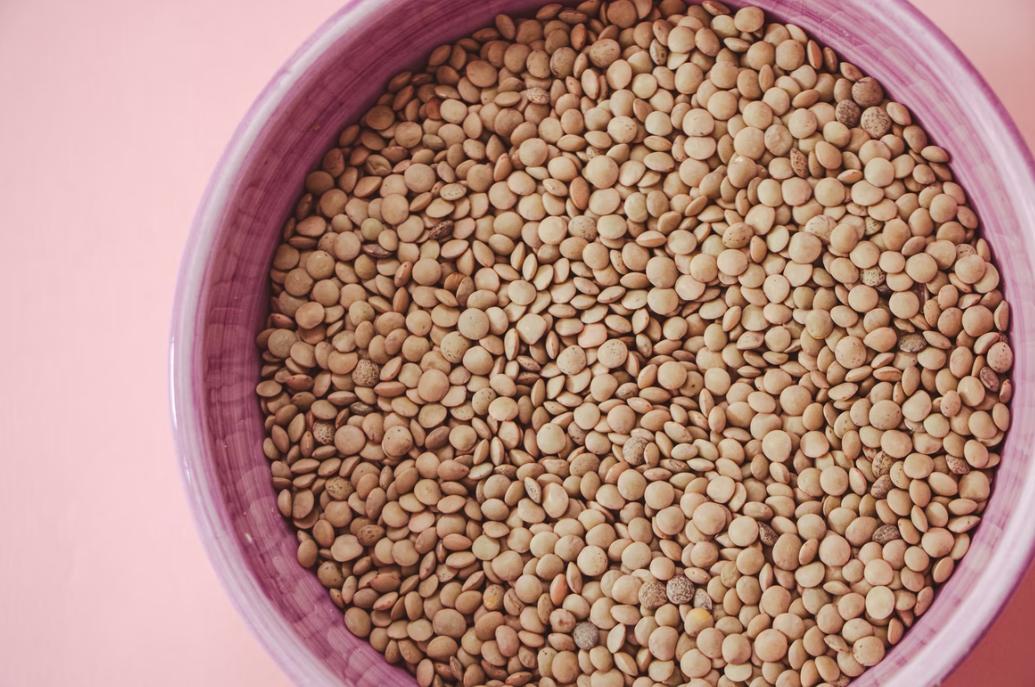 A lentilha é um ingrediente muito utilizado na culinária etíope e é uma excelente fonte de fibras e proteína. (Fonte: Unsplash/Reprodução)