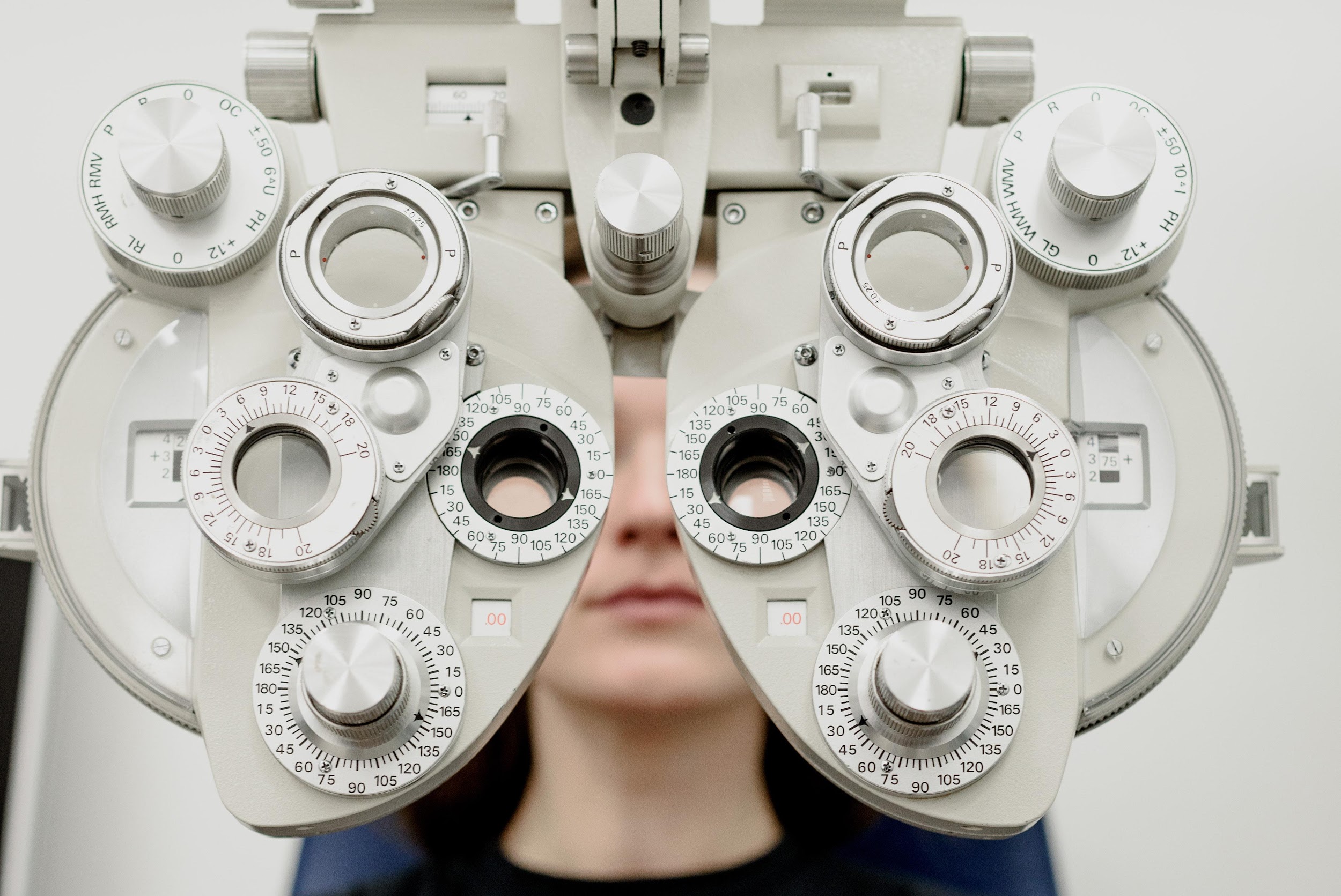 O salário de um optometrista pode chegar a quase R$ 7 mil reais e o profissional é capacitado para atuar em unidades de saúde, hospitais e clínicas. (Fonte: Ksenia Chernaya/Pexels/Reprodução)