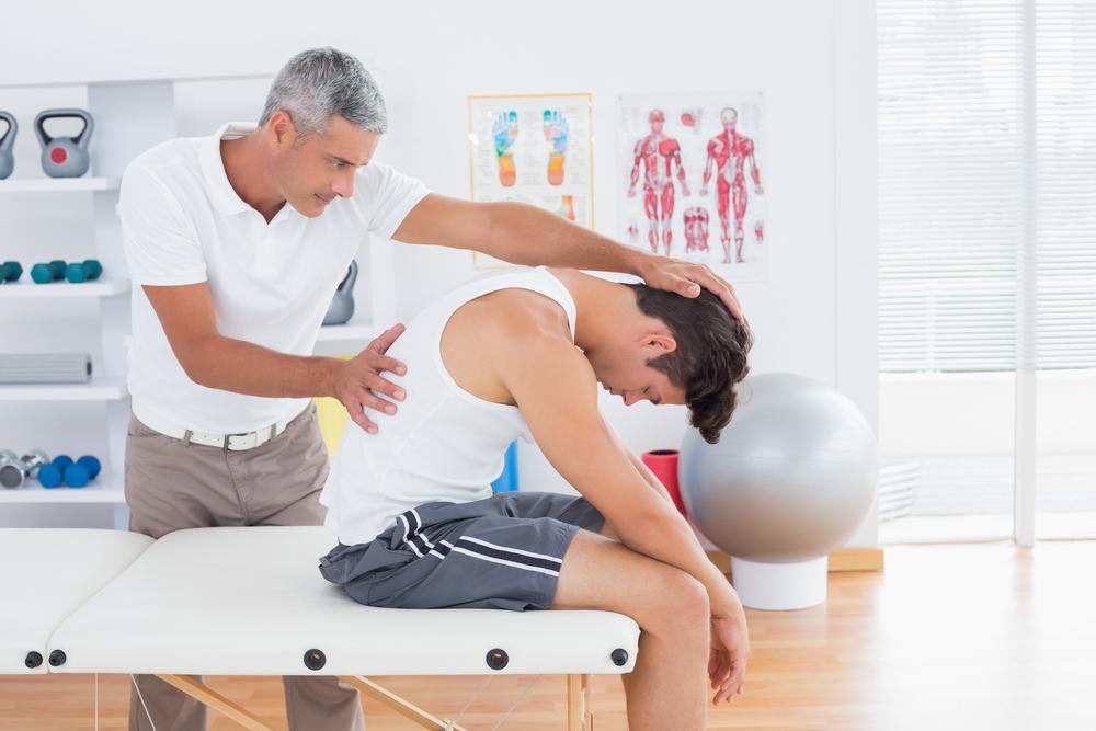 Fisioterapia ajuda a reduzir a rigidez na coluna e melhora o funcionamento das articulações. (Fonte: Shutterstock/Reprodução)