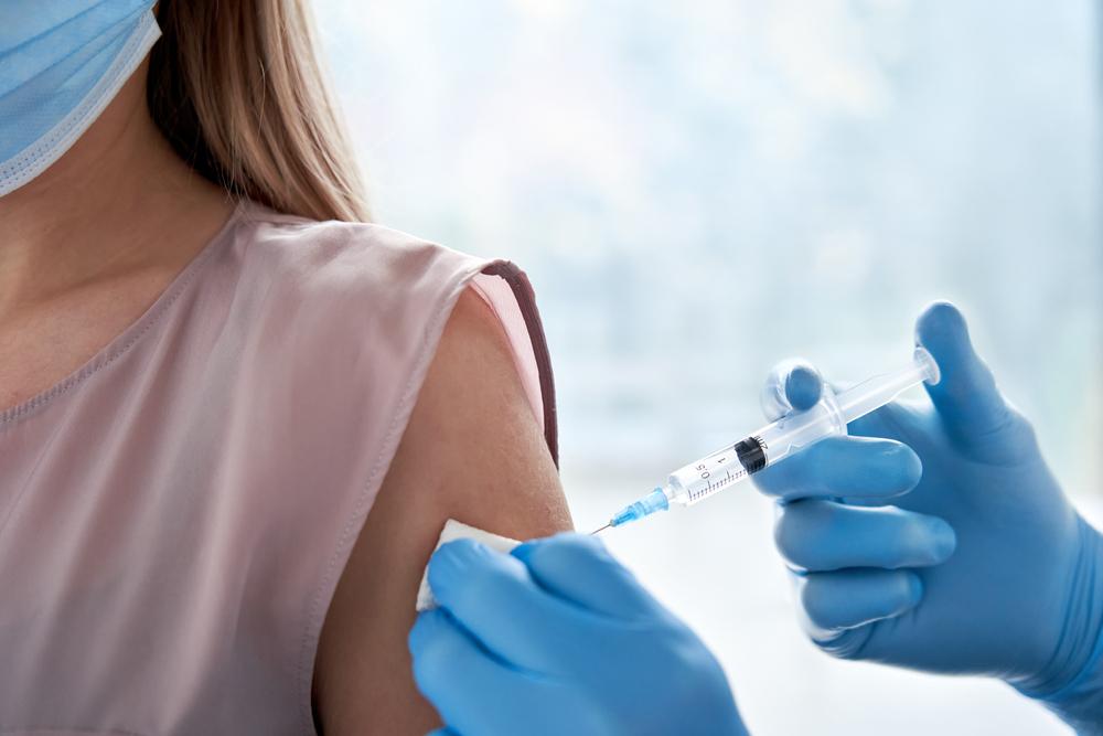 Vacina intramuscular da empresa foi validada em maio pela OMS. (Shutterstock/Reprodução)