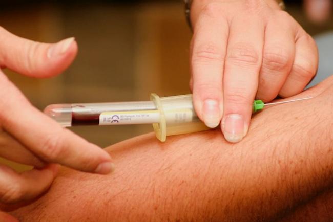 A nova técnica pode analisar milhares de amostras de sangue com rapidez, facilitando os diagnósticos. (Fonte: Unsplash)