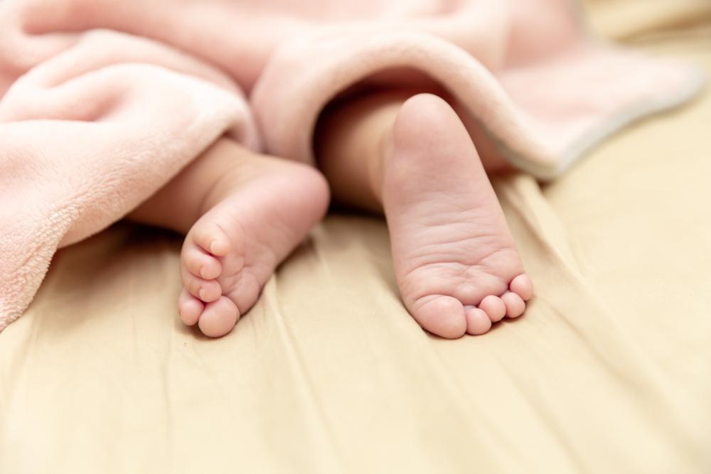 Acompanhamento do recém-nascido inicia após o parto, com realização do Teste do Pezinho Ampliado. (Fonte: Shutterstock)