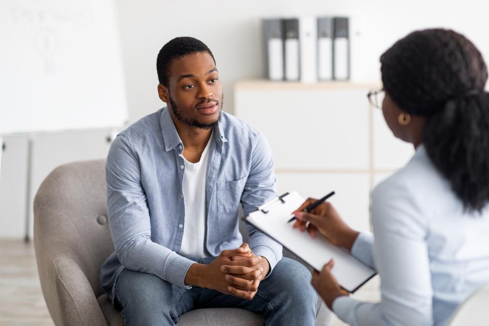 Uma consulta com psicoterapeuta pode ajudar a diagnosticar a síndrome. (Fonte: Shutterstock)