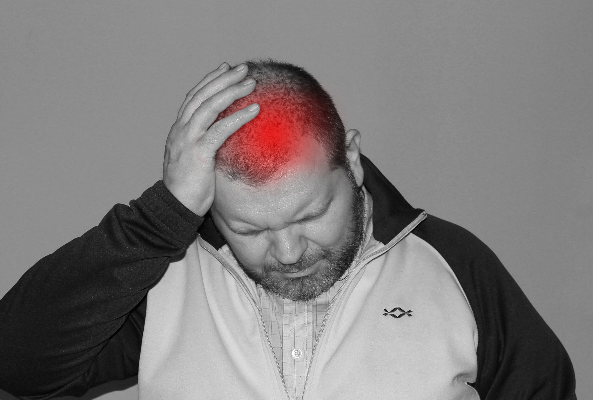 Dor de cabeça está entre os sintomas do tumor cerebral. (Fonte: Pixabay/Reprodução)