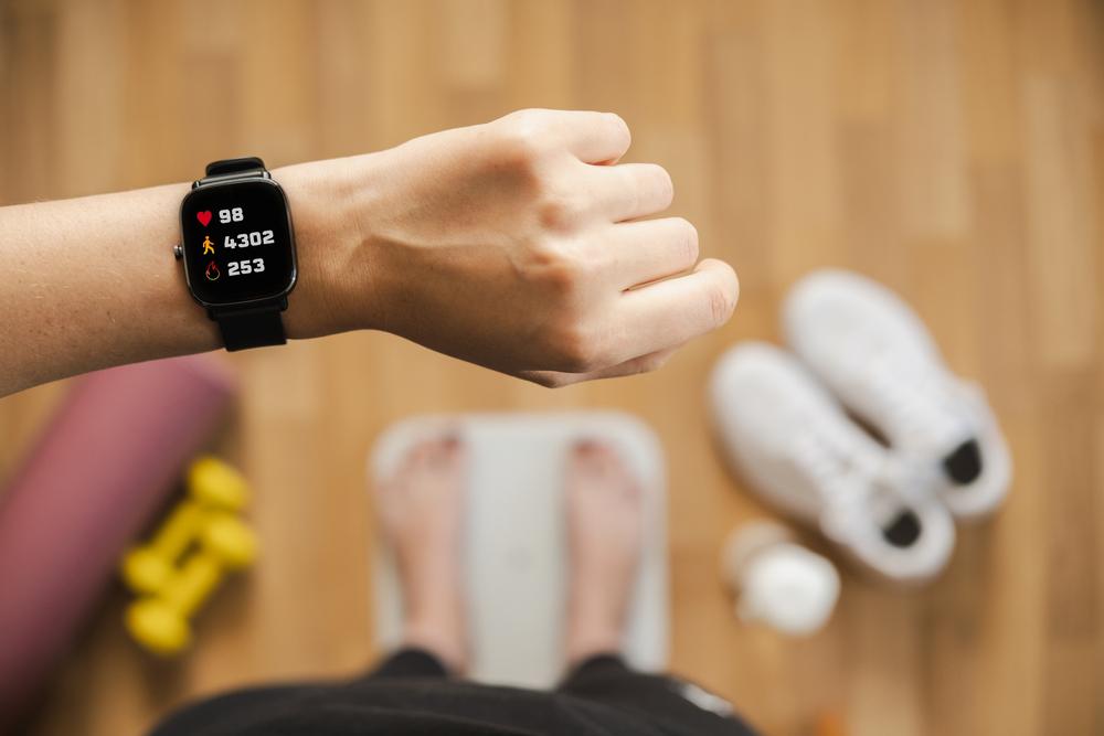 O uso de aparelhos para medir a frequência cardíaca pode auxiliar na detecção de atividade física curta e vigorosa. (Fonte: Shutterstock)