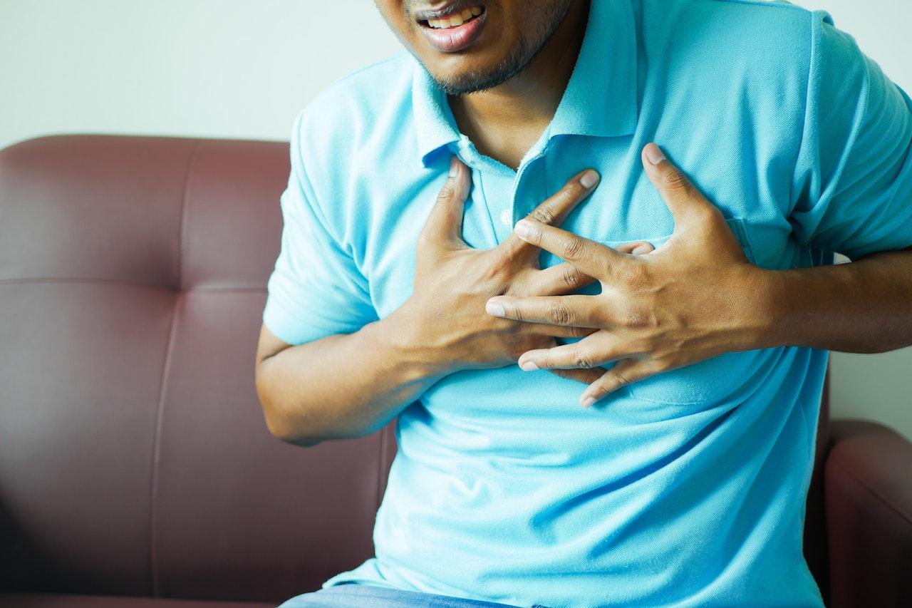 A dor no peito é um dos principais sinais de infarto, mas o ataque cardíaco pode acontecer sem esse sintoma. (Fonte: Towfiqu barbhuiya/Pexels/Reprodução)