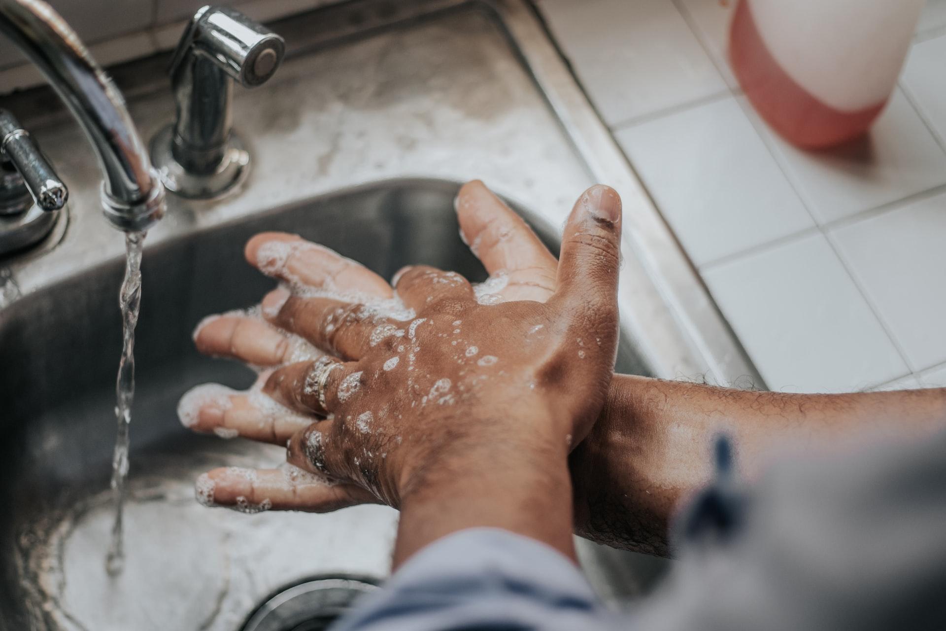 A higiene pessoal básica é um método eficaz para evitar a ocorrência de diarreia. (Fonte: Mélissa Jeanty/Unsplash/Reprodução)