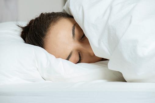 O estudo considerou como noites mal dormidas aquelas com menos de 6 horas de descanso. (Fonte: GettyImages/Reprodução)