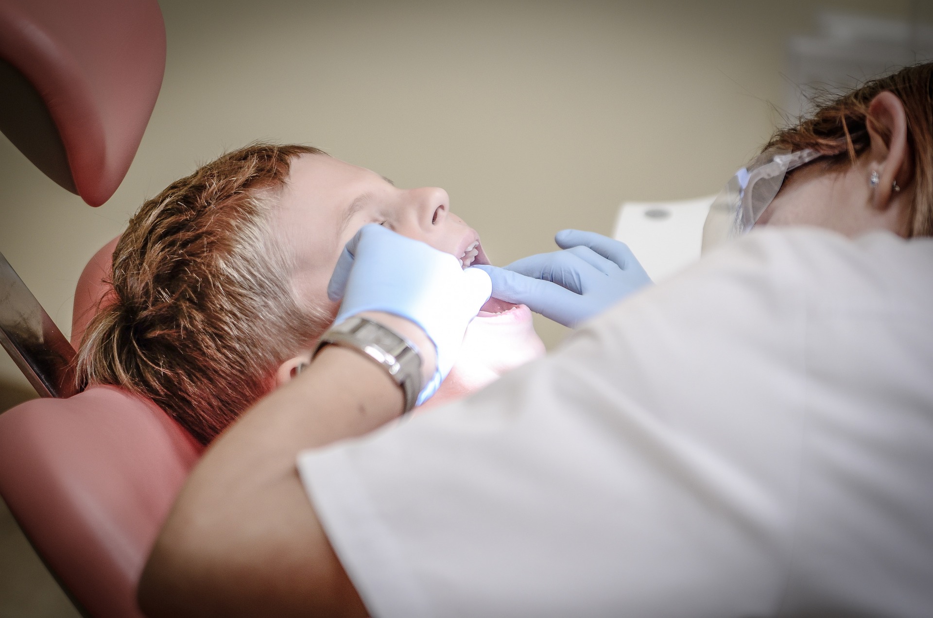 Tratamento deve contar com equipe multidisciplinar, com médicos, dentista e fonoaudiólogo. (Fonte: Pixabay/Reprodução)
