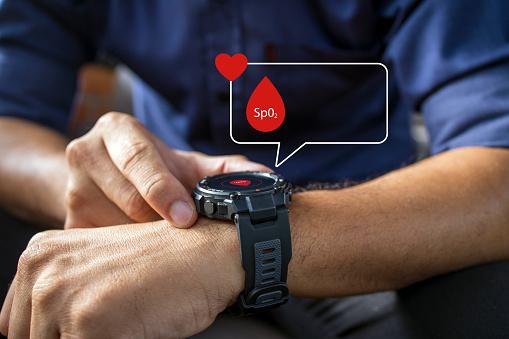 Além dos aplicativos de celular, dispositivos portáteis como smartwatches e smartbands também oferecem recursos de medição da saturação de oxigênio. (Fonte: Getty Images/Reprodução)