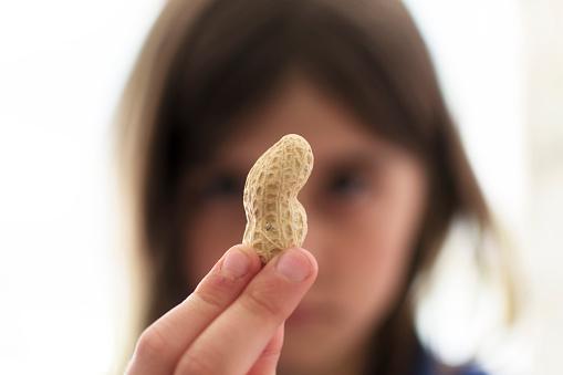 Bebês alimentados com manteiga de amendoim: redução de 77% em alergias, revela pesquisa.