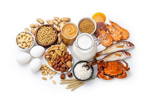 Diferenciar intolerâncias e alergias alimentares é crucial para garantir uma alimentação segura e saudável, evitando sintomas graves e potencialmente fatais.
