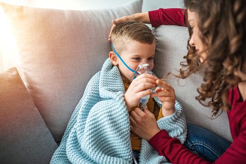 Em casos mais graves de vírus sincicial respiratório, as crianças precisam de ajuda de aparelhos para respirar. (Fonte: GettyImages/Reprodução)