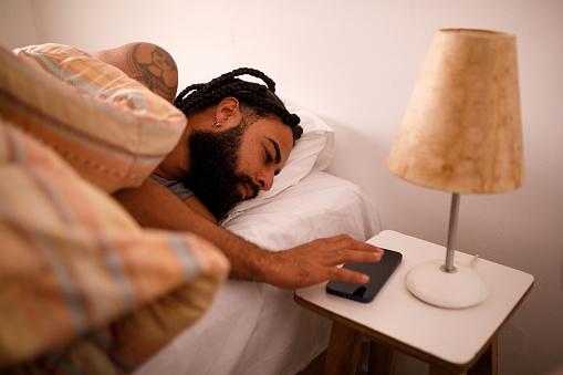 Não mexer no celular antes de dormir ajuda a ter uma boa noite de sono. (Fonte: GettyImages/Reprodução)