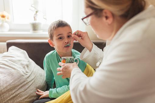 O estudo LEAP focou em crianças com alto risco de alergia ao amendoim, enquanto o estudo EAT incluiu crianças com menor risco de alergia alimentar.