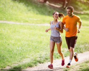 Estudos comprovam que a prática regular de atividades físicas tem resultados melhores até do que medicamentos para a saúde mental